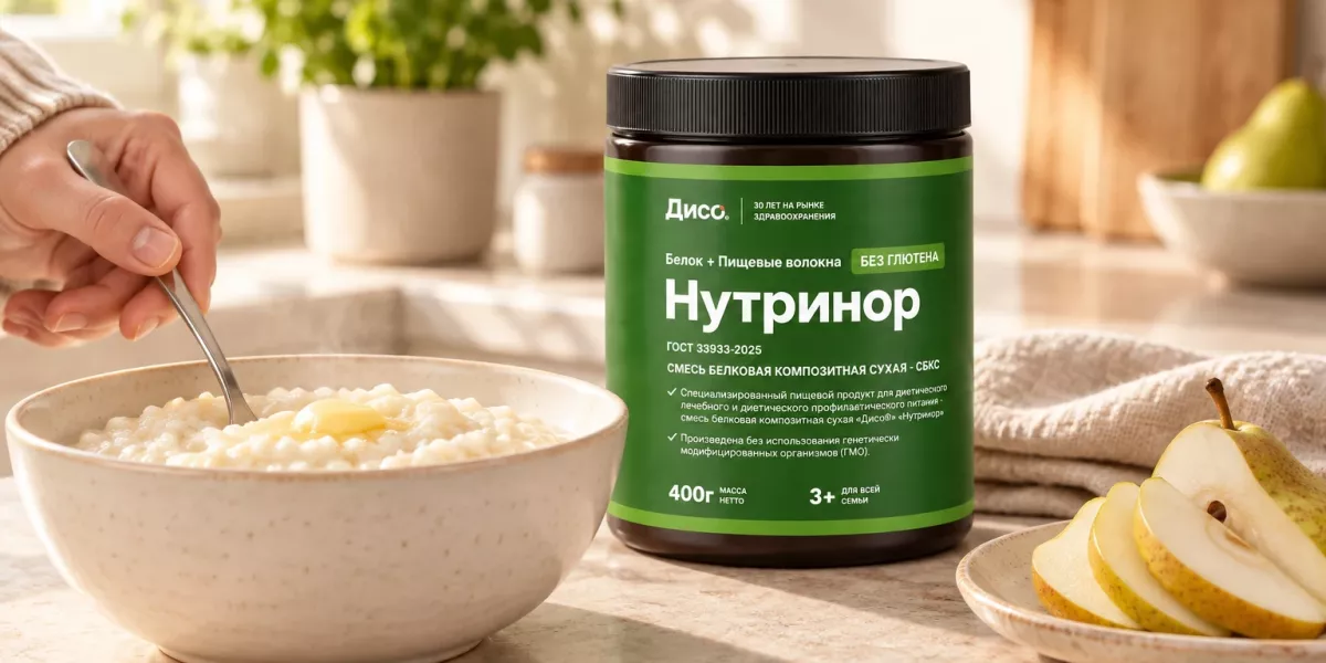 Нутринор рядом с рисовой кашей на домашней кухне