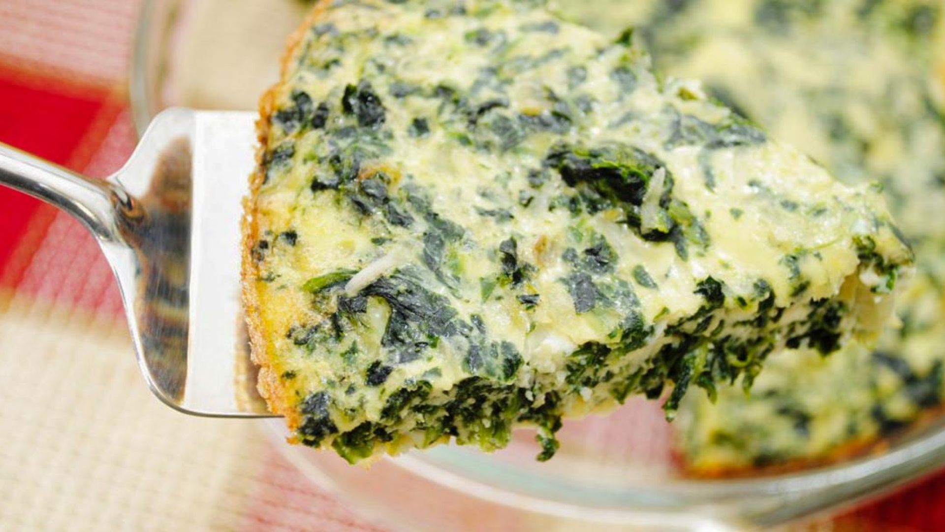 Кусок яичной запеканки со шпинатом